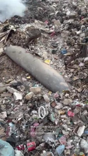 بازی کودکان غزه در میان زباله‌ها و بمب عمل نکرده رژیم صهیونیستی