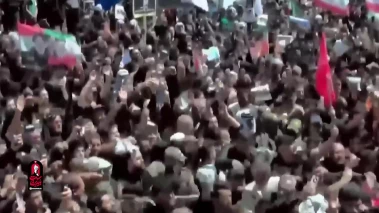 خودروی حامل پیکر مطهر رهبر شهید انقلاب اسلامی در نزدیکی وادی‌السلام و حرم حضرت امیرالمومنین علیه‌السلام