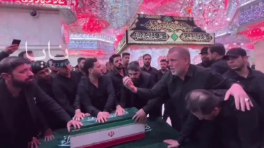 لحظه رسیدن پیکر مطهر  رهبر شهید انقلاب به کنار ضریح امام حسین علیه‌السلام