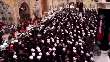اقامه نماز بر پیکر مطهر امام مجاهد شهید حضرت آیت‌الله العظمی سیّدعلی خامنه‌ای توسط آیت‌الله حکیم در حرم مطهر امیرالمومنین علیه‌السلام